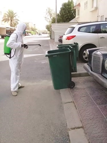تعقيم احدى الحاويات