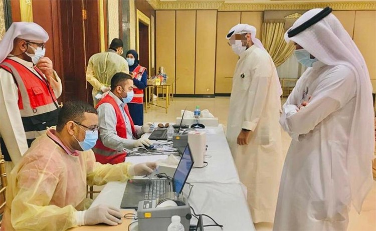 فريق الصحة العامة المتنقل فحص منتسبي "الخارجية"