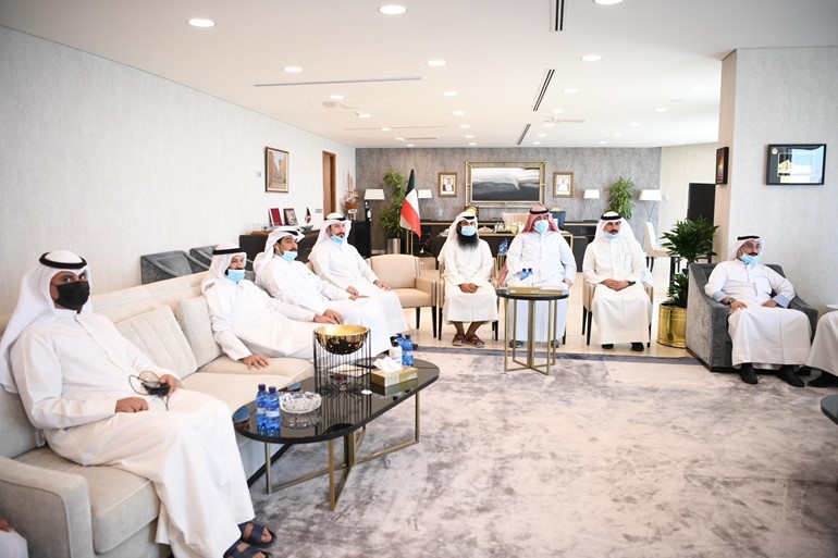 الرئيس الغانم يستقبل ممثلين عن أهالي «المطلاع»: ضمان سرعة التسليم كاملة