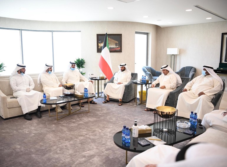 الرئيس الغانم يستقبل ممثلين عن أهالي «المطلاع»: ضمان سرعة التسليم كاملة
