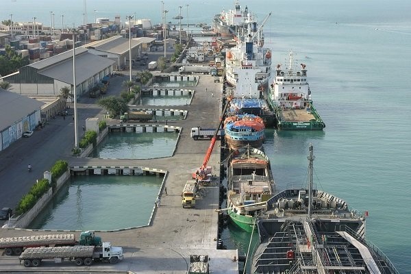 اندلاع حريق في ميناء بوشهر جنوب إيران