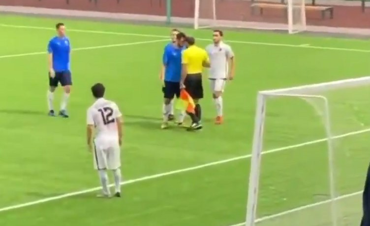 بالفيديو.. حكم "يلكم" لاعبا في روسيا ويستخدم هاتفه خلال المباراة