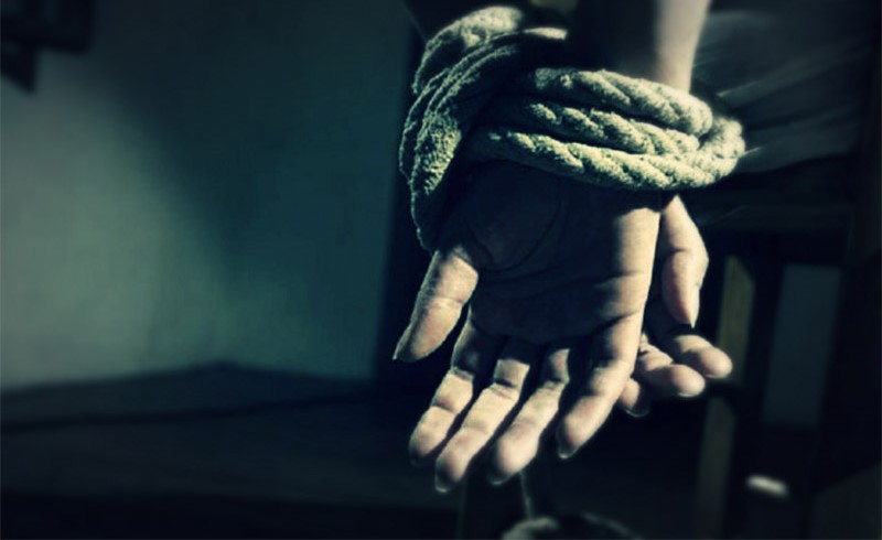 "ومن الحب ما فبرك".. افتعلت حادثة خطف من يد والدتها بهدف الزواج