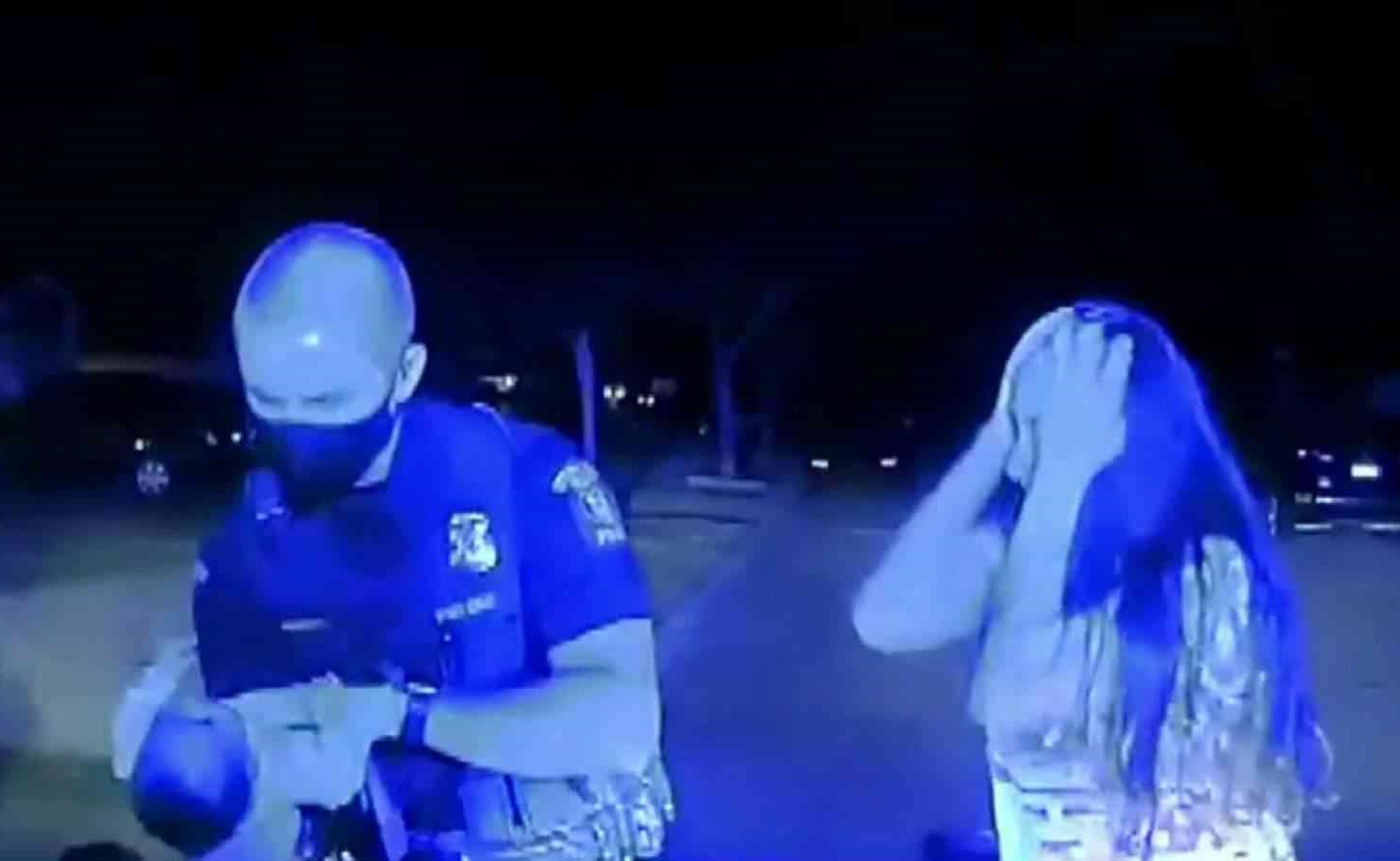 بالفيديو.. شرطي أميركي ينقذ رضيعة من الموت بينما تقف الأم في حالة انهيار