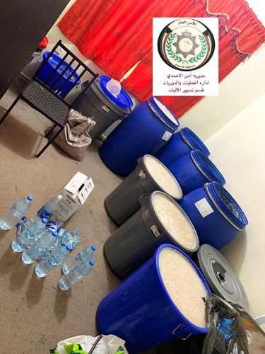 جانب من المضبوطات التي تم العثور عليها داخل الوكر