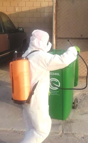 جانب من عملية غسيل وتعقيم الحاويات