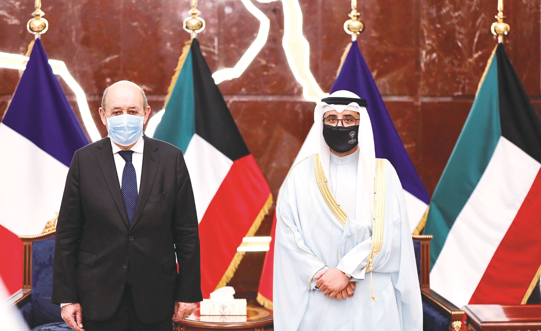 الشيخ د.أحمد ناصر المحمد وجان إيف لودريان خلال المباحثات