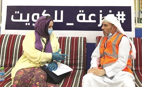 عبداللطيف الدواس متحدثا للزميلة ليلى الشافعي