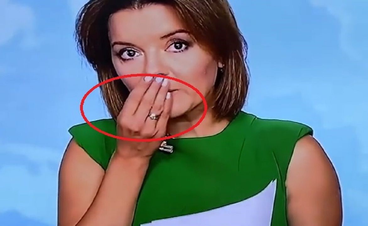 بالفيديو.. موقف محرج لمذيعة أوكرانية بعد سقوط أحد أسنانها على الهواء !