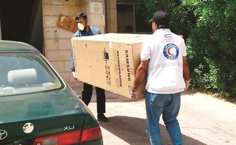 «الهلال الأحمر» توزِّع أجهزة كهربائية على 66 أسرة محتاجة