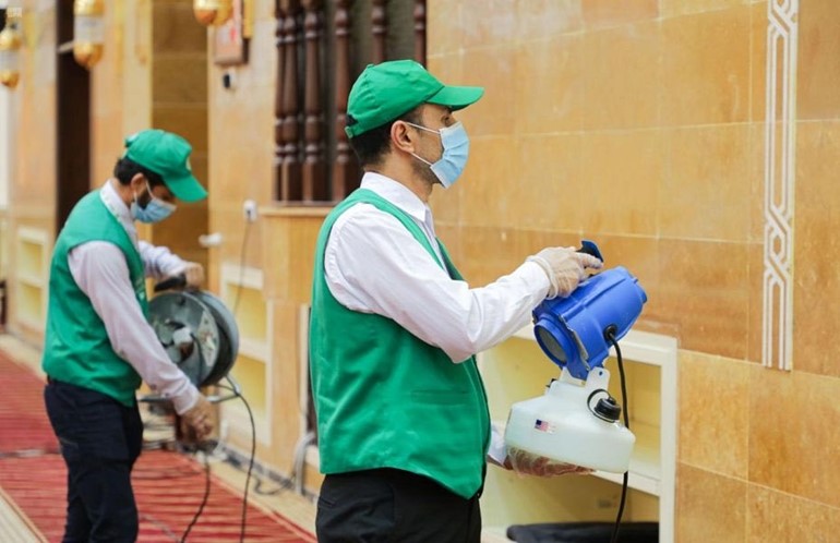 حملة تعقيم لمساجد مكة المكرمة بتقنية خالية من الكحول وصديقة للبيئة