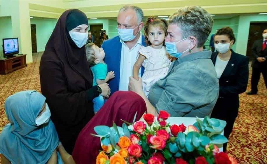 الرئيس المولدوفي إيغور دودون مستقبلا باركل وأبناءها
