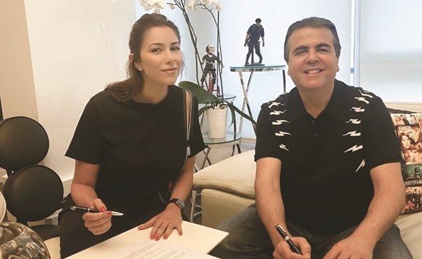 المنتج جمال سنان والنجمة اللبنانية دانييلا رحمة يوقعان العقد