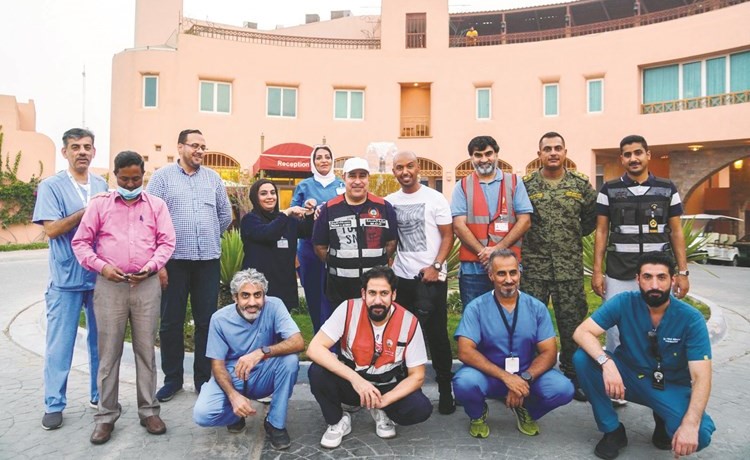 د.أسيل الصابري تتوسط فريق محجر الجون وسيشل