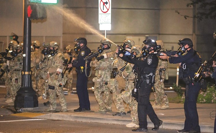 قوات فيدرالية تستخدم رذاذ الفلفل لتفريق محتجين في بورتلاند	(رويترز)