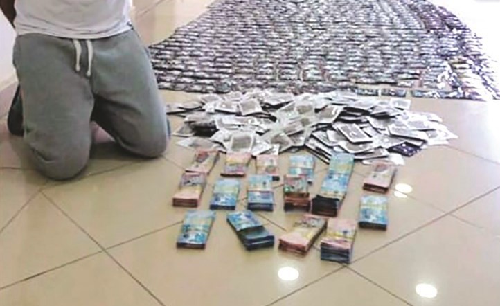 المبالغ المالية والمخدرات في عهدة المكافحة