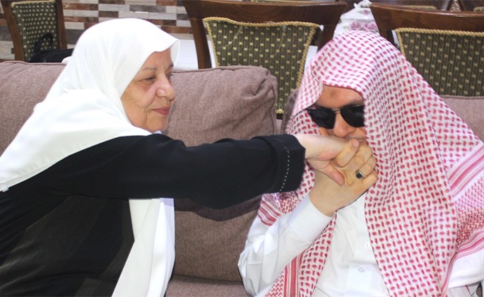 بالفيديو.. أردنية رافقت ابنها الكفيف في دراسته حتى حصل على الماجستير