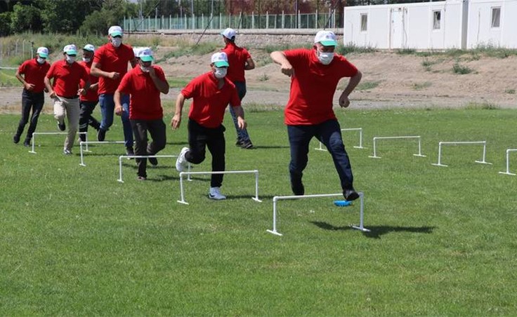 شاهد.. فريق "مهام خاصة" للقبض على الأضاحي الهاربة في تركيا.. بنادق تخدير وطائرة مسيّرة