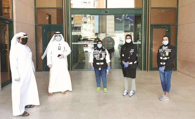 جانب من الجولة في احد المجمعات بحولي