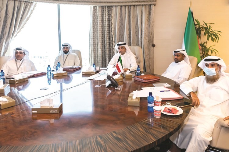 راكان النصف ود.عودة الرويعي وعلام الكندري ومشعل العنزي أثناء مشاركة الشعبة في الاجتماع