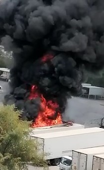 الحريق خلف سحبا دخانية في سماء الفروانية
