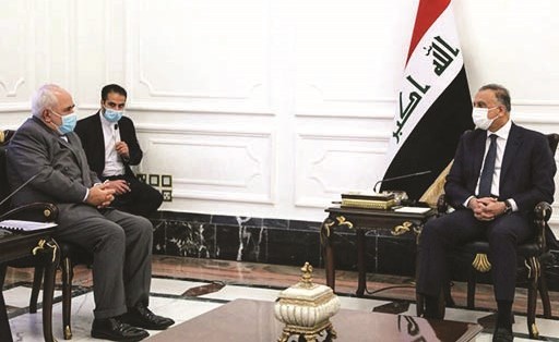 رئيس الوزراء العراقي مصطفى الكاظمي مستقبلا وزير الخارجية الإيراني جواد ظريف في بغداد أمس	(رويترز)