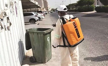 تعقيم إحدى الحاويات