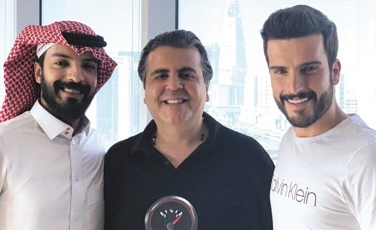 المنتج جمال سنان مع النجمين مهند الحمدي ويعقوب الفرحان