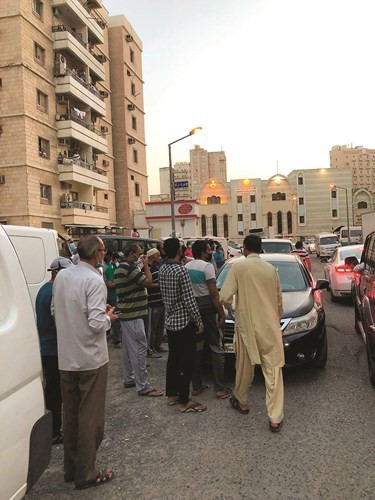 عدد من السكان مقابل احدى البنايات