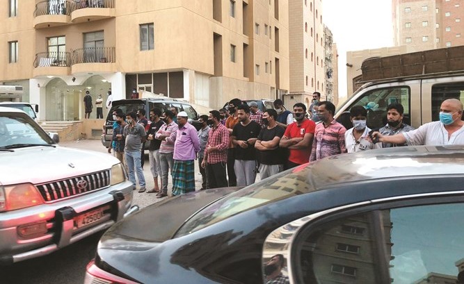 عدد من المتجمهرين اعتراضا على قطع المياه