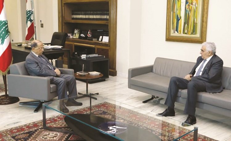 الرئيس العماد ميشال عون مستقبلا وزير الخارجية ناصيف حتي في بعبدا 	(محمود الطويل)