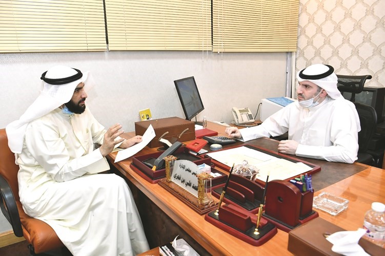 أحمد بن فجري متحدثا إلى الزميل محمد راتب	(قاسم باشا)