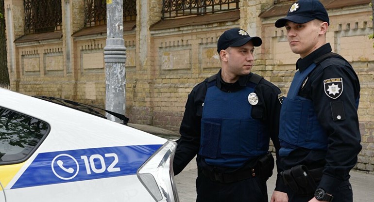 مسلح يحتجز نحو 20 راكباً رهائن في حافلة بأوكرانيا