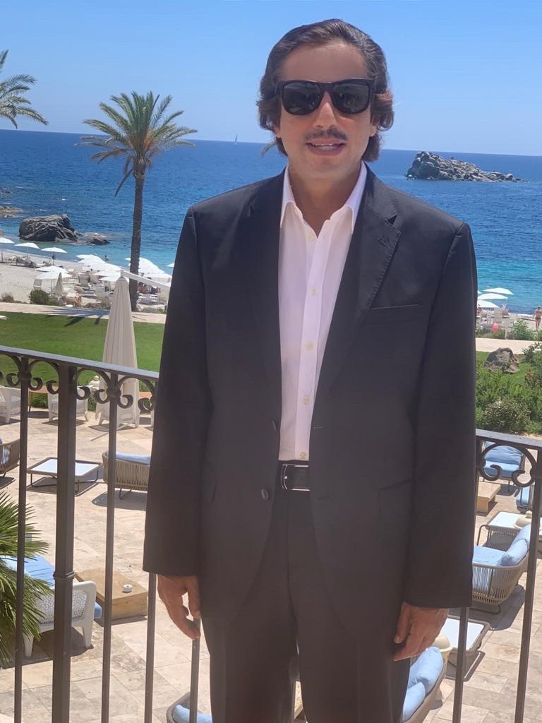السفير الشيخ عزام الصباح 