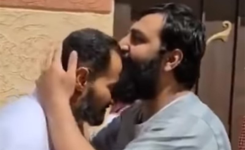 بالفيديو.. شاهد كيف استقبل "والد مقتول" "قاتل ابنه" بعد خروجه من السجن في السعودية