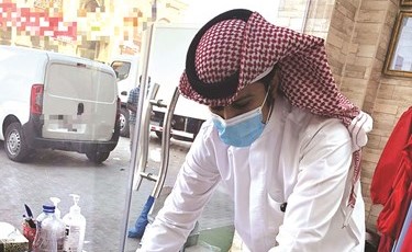 تحرير إحدى المخالفات خلال الجولة