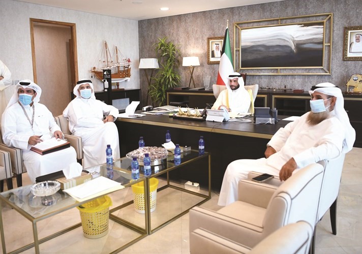الرئيس مرزوق الغانم ود. عودة الرويعي وعلام الكندري ومشعل العنزي خلال المشاركة في الاجتماع الدوري ١٣ لرؤساء البرلمانات الخليجية الذي عقد أمس بتقنية الاتصال المرئي