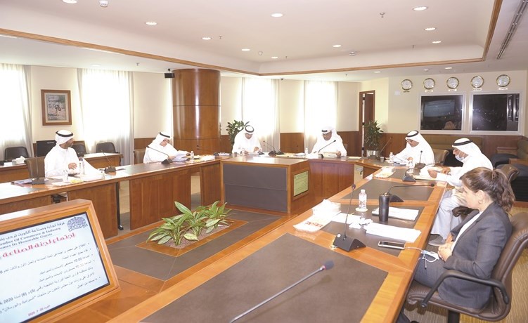 جانب من اجتماع لجنة الصناعة والعمل في الغرفة