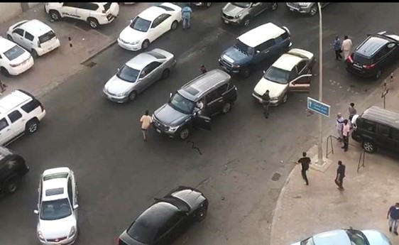 عدد من المتشاجرين في طريقهم إلى الهرب
