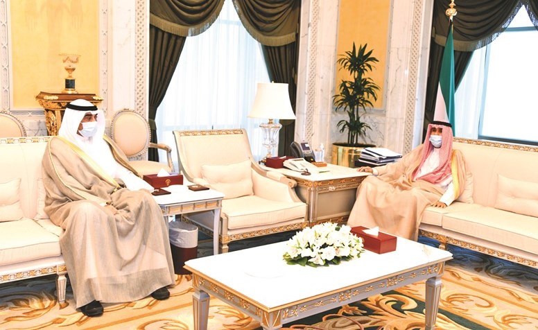 سمو ولي العهد الشيخ نواف الاحمد مستقبلا سمو الشيخ صباح الخالد