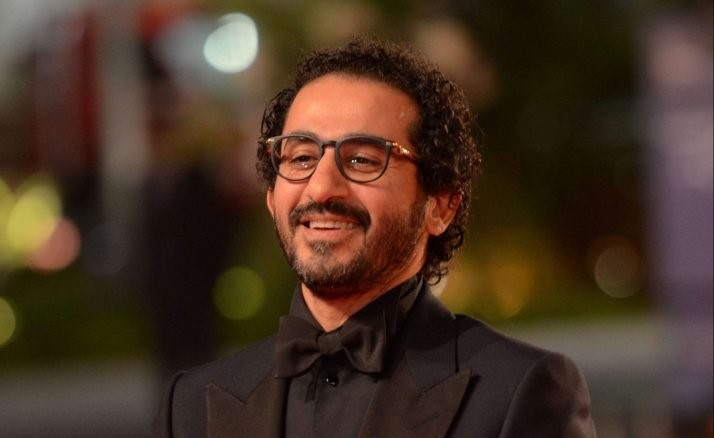 بالفيديو.. تعليق طريف من أحمد حلمي لشبيهه