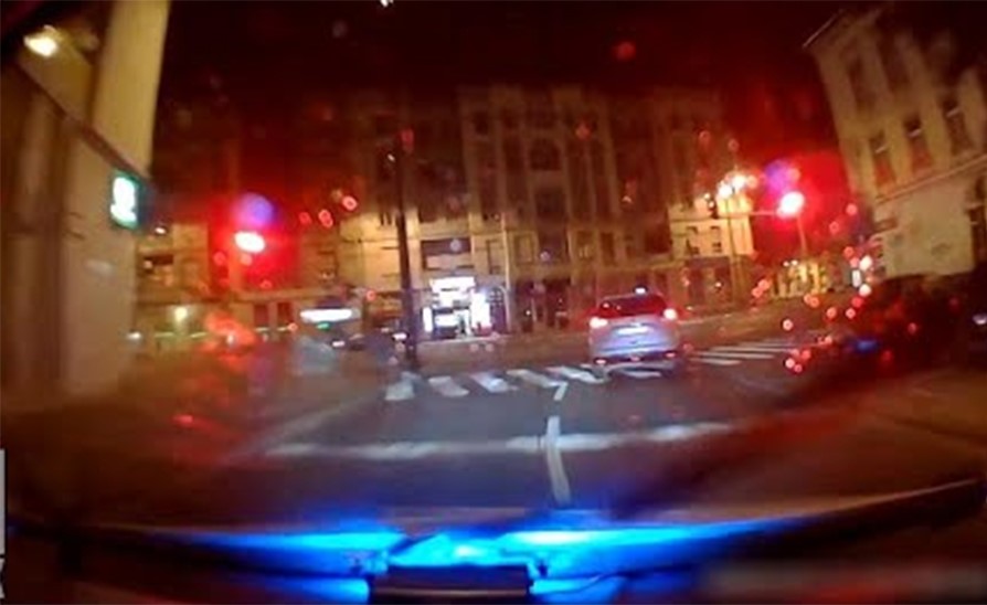 بالفيديو.. مطاردة مجنونة بين الشرطة وسائق مخمور ارتكب عشرات المخالفات المرورية في دقائق