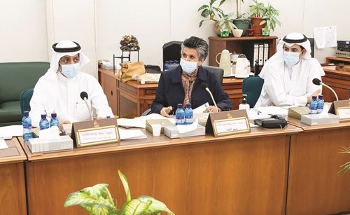 ناصر الدوسري وصفاء الهاشم وماجد المطيري خلال اجتماع اللجنة المالية