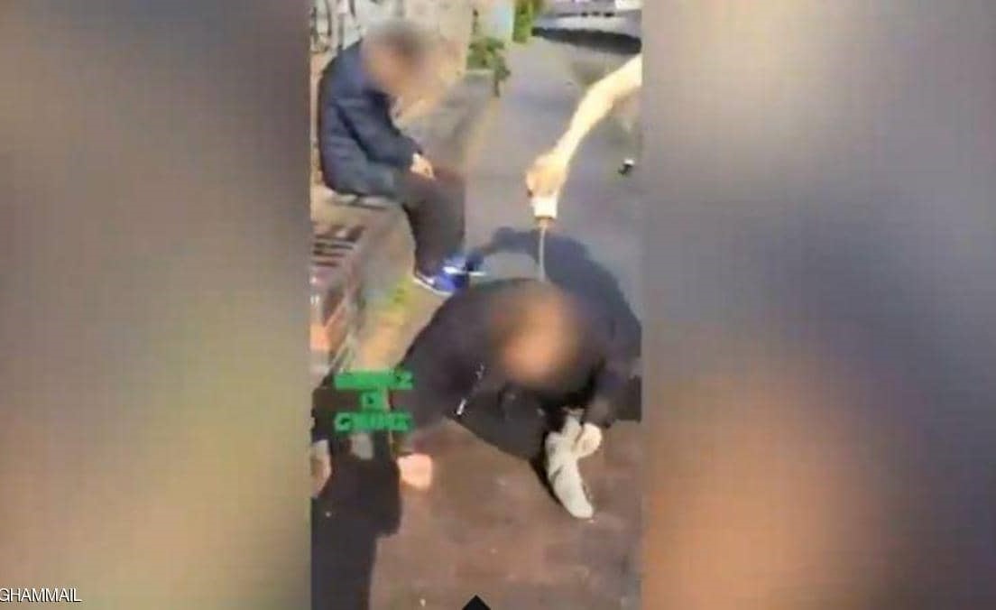 شاهد.. فيديو مشين لاعتداء على رجل مشرد.. بريطانيا تبحث عن المتهمين