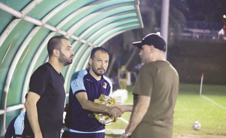 باسم مرمر في الوسط في مباراة خارجية لنادي العهد