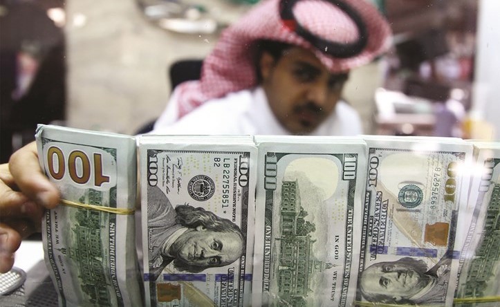 «فيتش»: دول الخليج ستبقي ربط عملاتها بالدولار