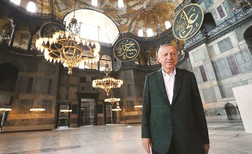 الرئيس التركي رجب طيب أردوغان متفقدا ايا صوفيا