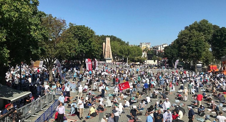 أردوغان يشارك الآلاف أداء أول صلاة في آيا صوفيا بعد إعادته إلى مسجد