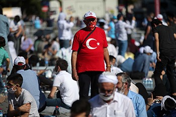 أردوغان يشارك الآلاف أداء أول صلاة في آيا صوفيا بعد إعادته إلى مسجد