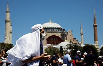 أردوغان يشارك الآلاف أداء أول صلاة في آيا صوفيا بعد إعادته إلى مسجد